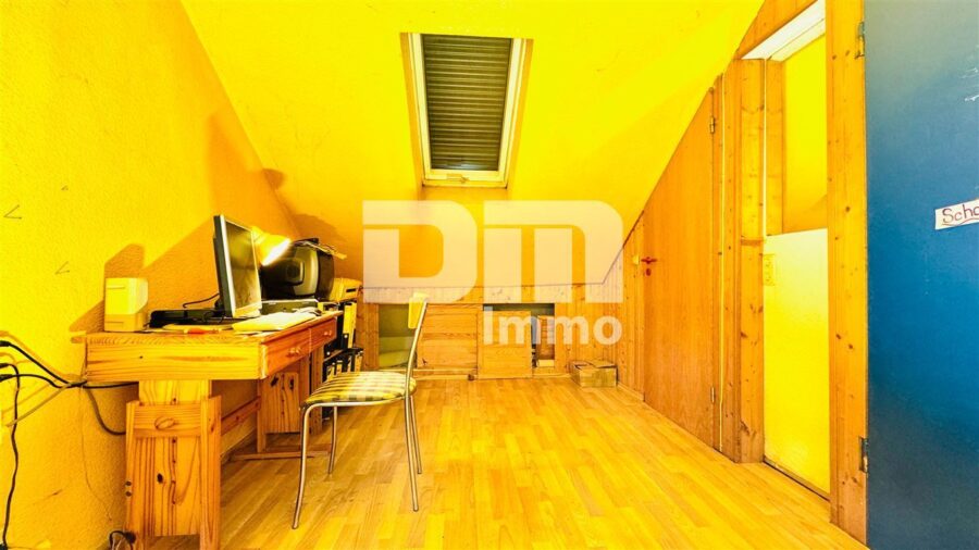 1 - 2 Familienhaus inkl. Anbau BJ 1995 in hervorragender Lage mit Gartenbereich und Nebengebäude - DG - Zimmer 1